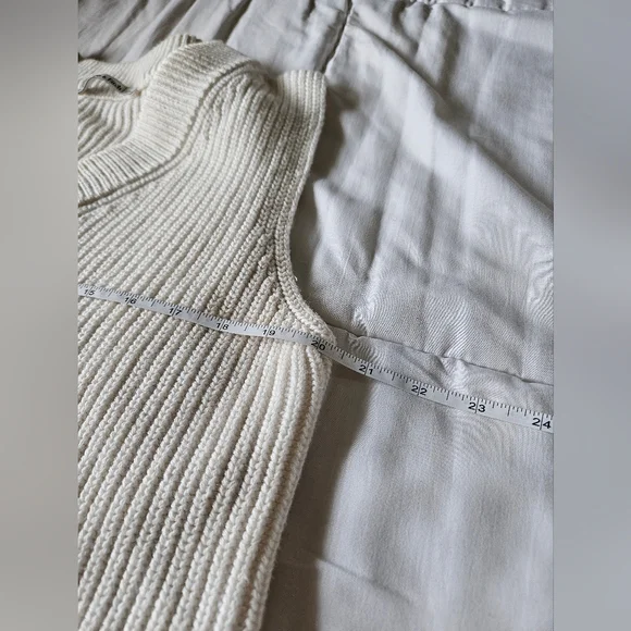 Abercrombie & Fitch White V-Neck Knit Sweater Vest Size Small - Picture 5 of 10